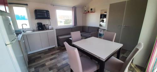 Bungalow de 2 chambres avec piscine partagee jardin amenage et wifi a Grandcamp Maisy