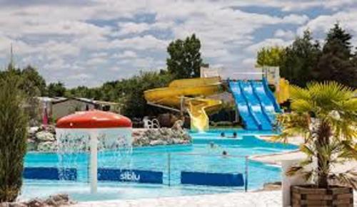 Bungalow de 2 chambres avec piscine partagee terrasse amenagee et wifi a Onzain