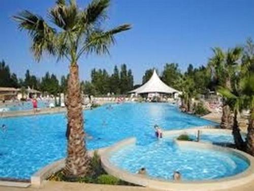 Bungalow de 3 chambres a Vias a 800 m de la plage avec piscine partagee jacuzzi et jardin amenage