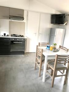 Bungalow de 3 chambres avec piscine partagee et jardin clos a Les Mathes a 3 km de la plage