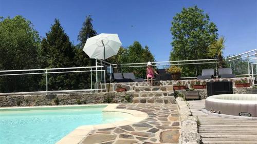 Bungalow de 3 chambres avec piscine partagee terrasse amenagee et wifi a Argences en Aubrac