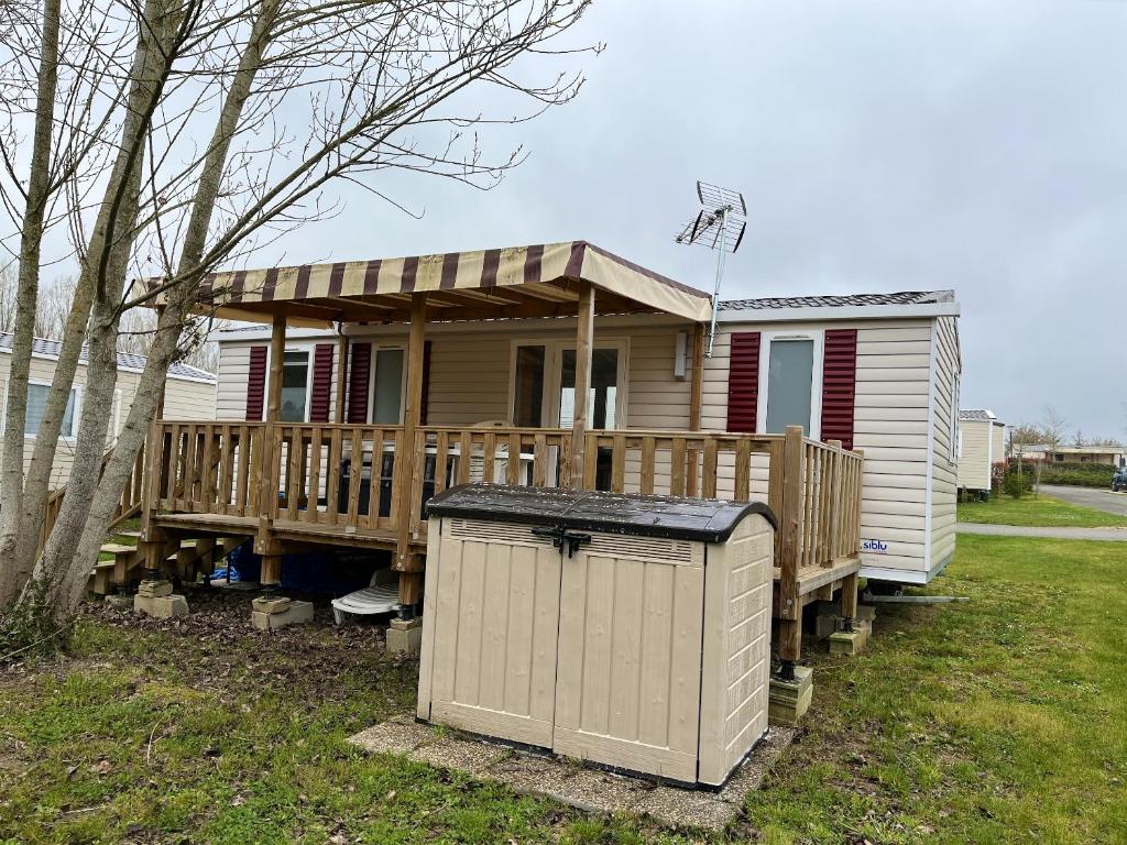 Bungalow de 3 chambres avec vue sur le lac piscine partagee et jardin a Onzain Domaine de Dugny Veuzain-sur-Loire, Centre-Val de Loire, Loir-et-Cher, 41150 Onzain