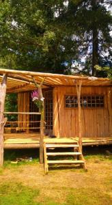 Cabane sur pilotis au bord de l'eau