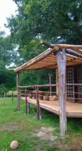 Cabane sur pilotis au bord de l'eau