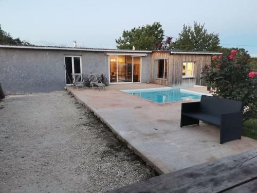 Cabanon en bord d'estuaire calme en pleine nature