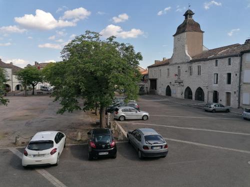 CAHORS SUD : Maison quercynoise avec vue sur place du village