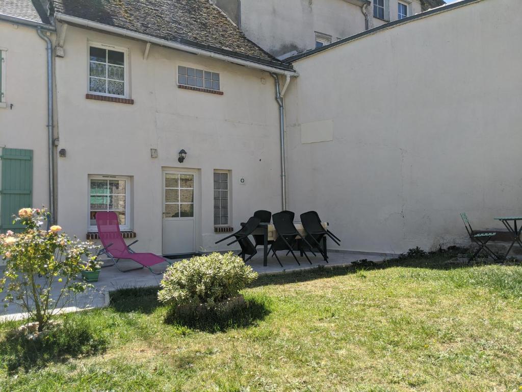 Calme et verdure en plein coeur d Illiers Combray 9 Rue Henri Germond, 28120 Illiers