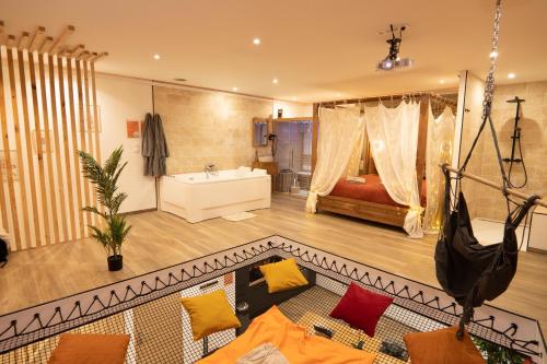 Capsule Marrakech I Chicha I Sauna I Balnéo I Console PS5 I Cinéma