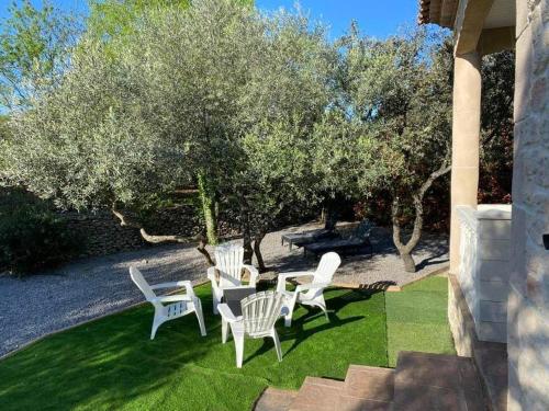 Captivating 2-Bed, 1 bath Cottage, Private Garden & Shared Pool in Sauve