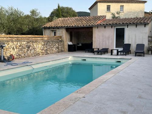 Captivating 2-Bed, 1 bath Cottage, Private Garden & Shared Pool in Sauve