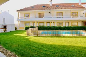 Maison de vacances Carlos House - Baleal beach, Sunny balcony, Shared pool 170c Avenida do Mar 2520-101 Baleal -1