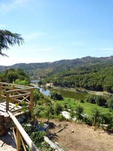 Casa antiga de pedra com piscina e vista rio