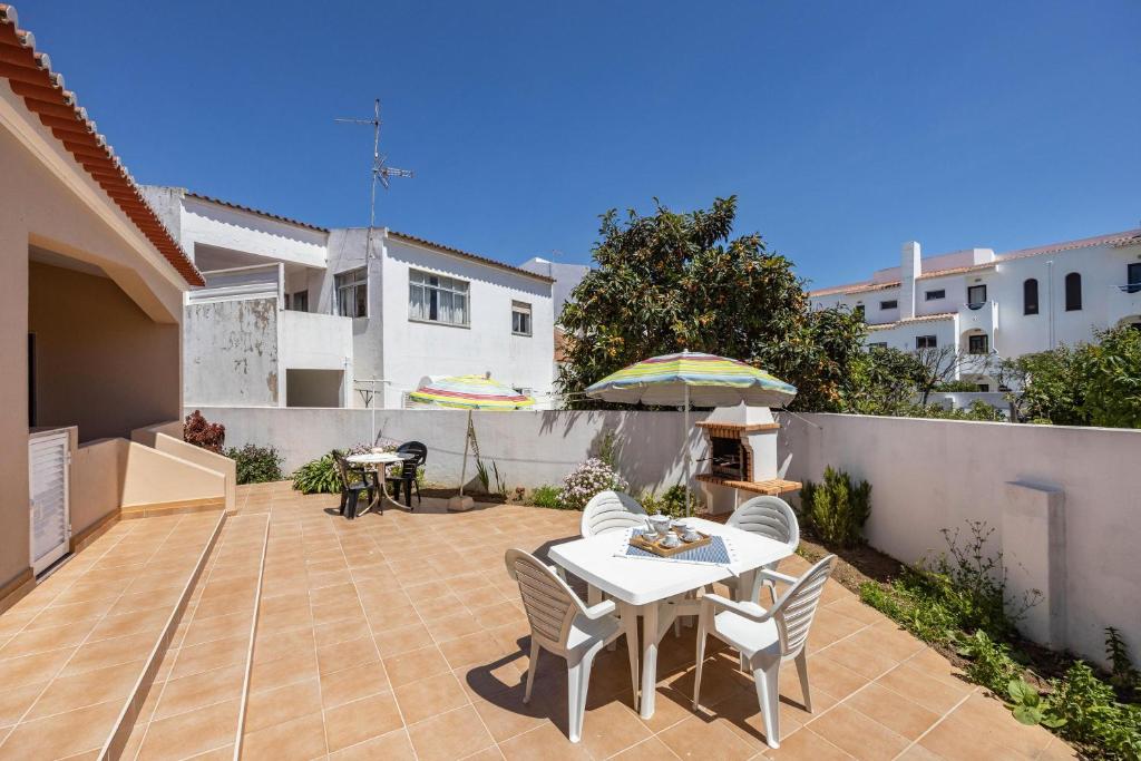 Casa Bege T1 R. Vale do Burgau, 8650-000 Burgau