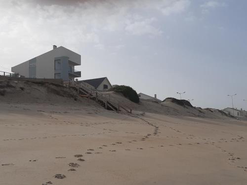 Casa com acesso direto à praia e churrasqueira