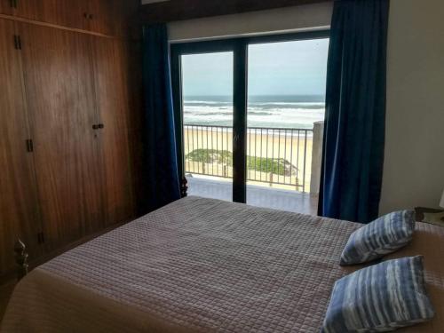 Casa com acesso direto à praia e churrasqueira