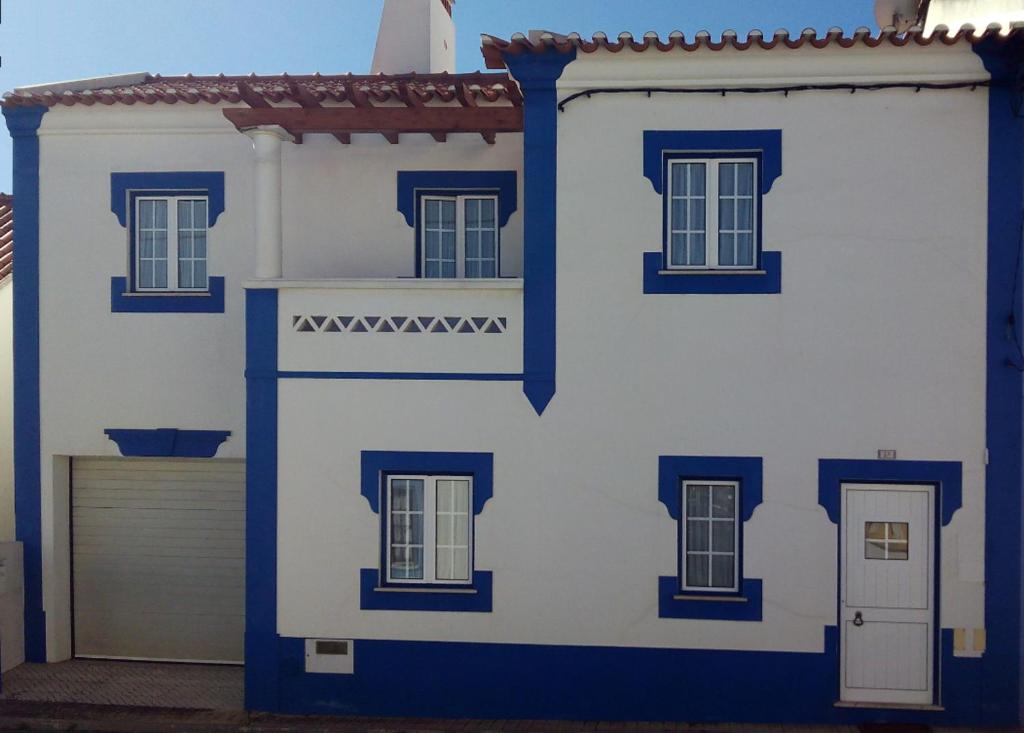 CASA DA BARRA AZUL by Stay in Alentejo Rua Manuel Patrício Albino nº 17, 7645-279 Vila Nova de Milfontes