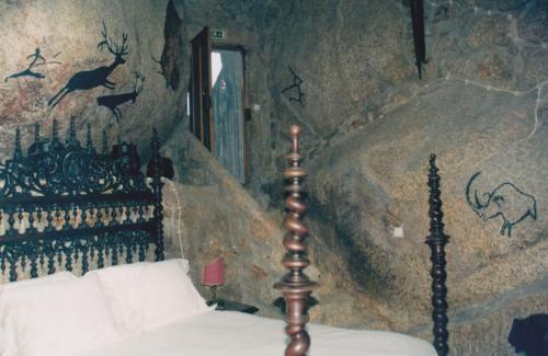 Casa da Gruta (Cave House)
