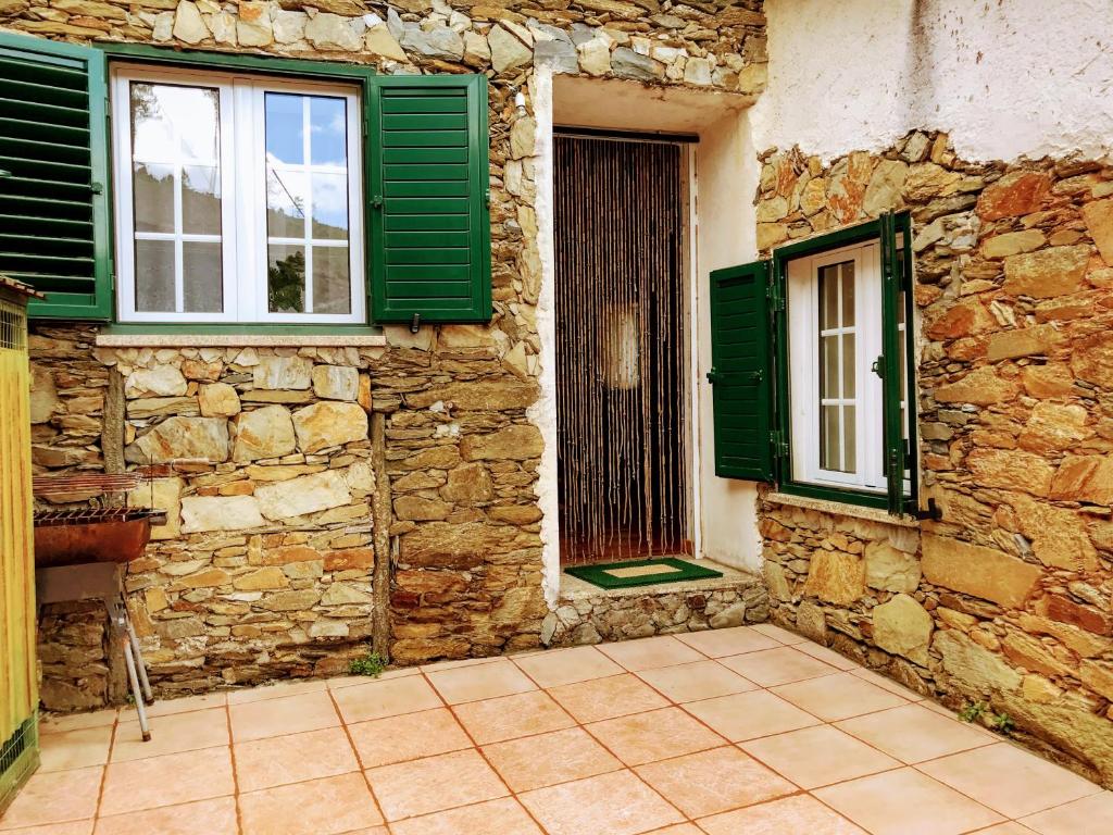 Casa da Neta R. de São Jacinto ,42 Aldeia do Açor, 6230-151 Açor