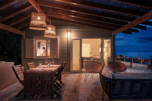 Casa da Rocha de Baixo by An Island Apart