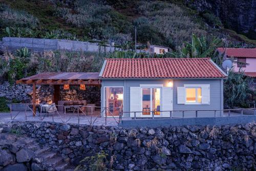 Casa da Rocha de Baixo by An Island Apart