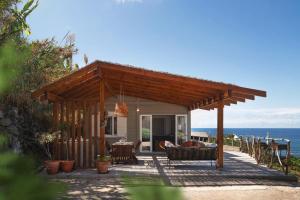 Casa da Rocha de Baixo by An Island Apart
