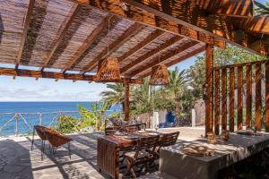 Casa da Rocha de Baixo by An Island Apart