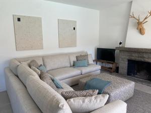 Maison de vacances Casa da Santinha Relax Pool & Garden House near Beach 10 Rua de Albaplena 2705-142 Colares -1