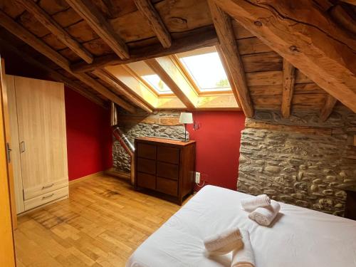 Casa de poble acollidora,amb llar de foc, traster
