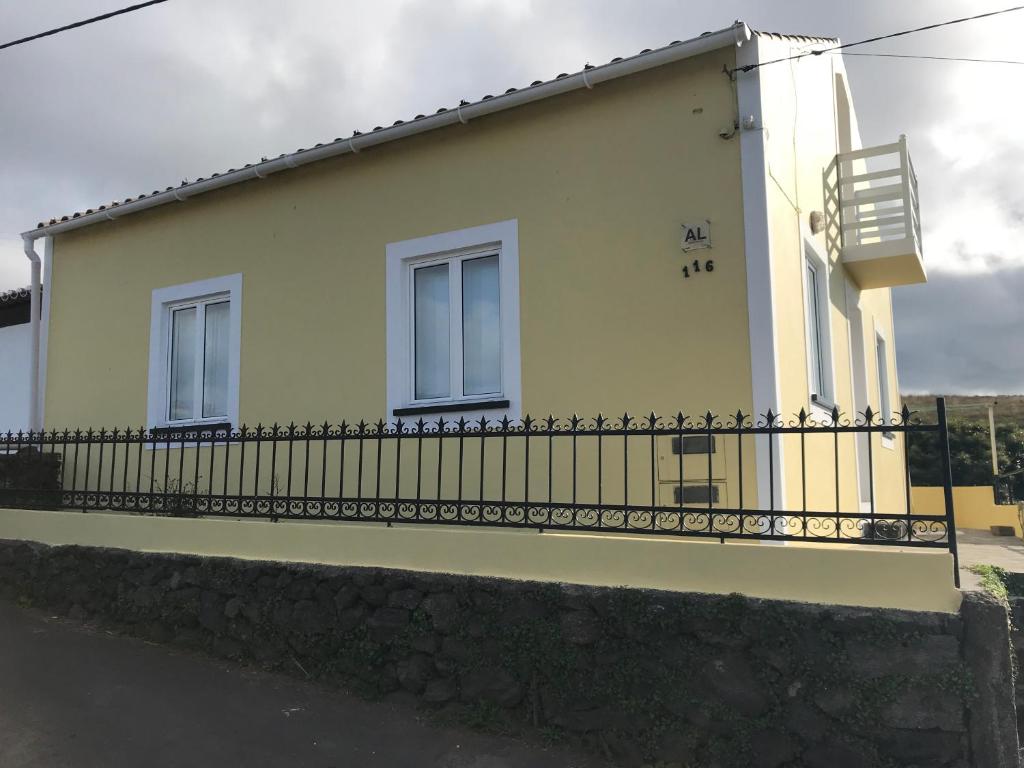 Casa do Caminho da Cidade Estrada do Rego 116, 9700-301 Altares