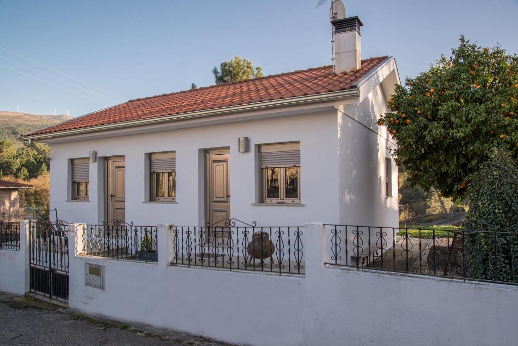 Casa do Penedo Trogal de Baixo, 4950-787 Tangil