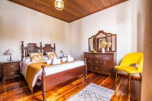 Casa do Pinheiro with shared swimming pool
