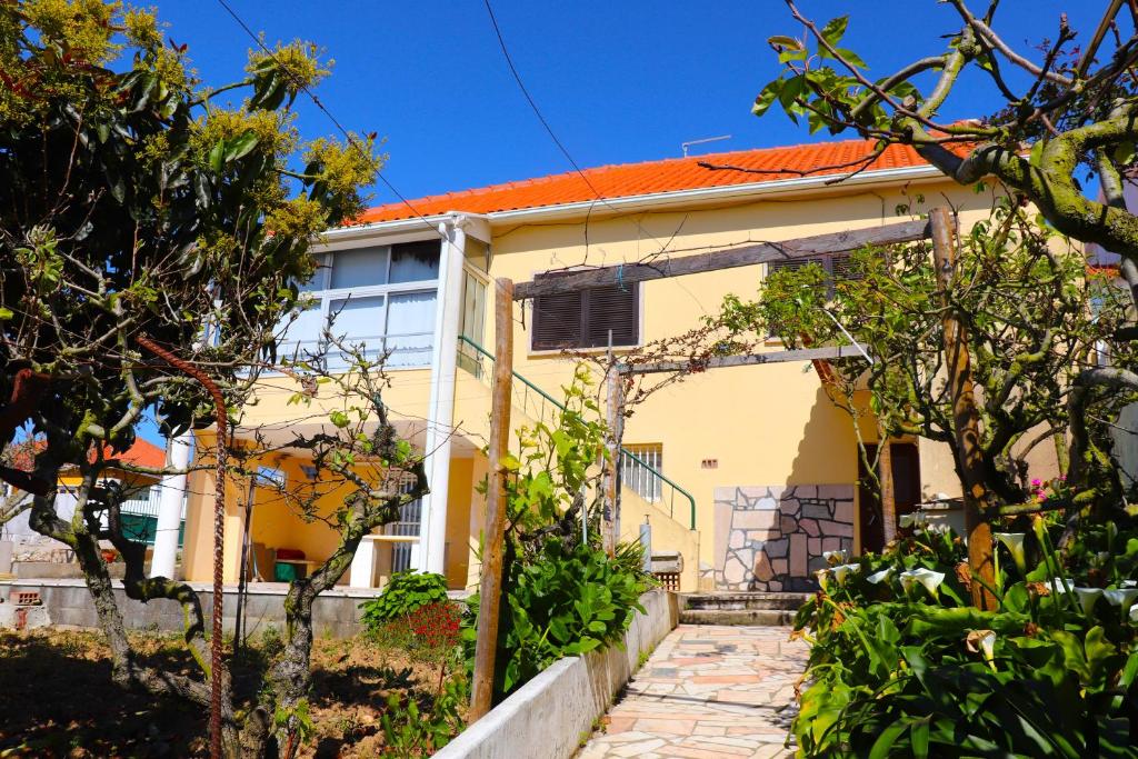 Casa Família Agostinho - Ericeira Rua do Vale de Janeiro 9, 2655-430 Ericeira