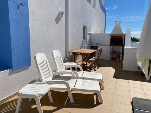 CASA NA COLINA - MORADIA com PISCINA