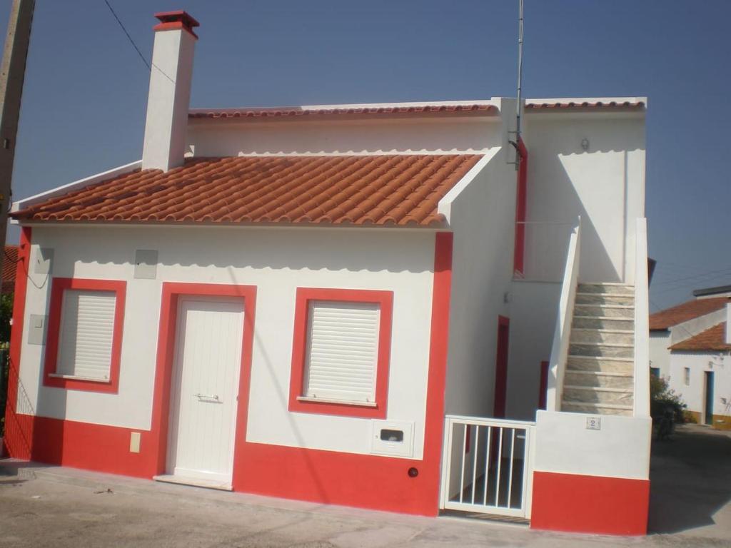 Casa Vermelha Largo da Reforma Agrária, nº2, 7425-202 Pernancha de Baixo
