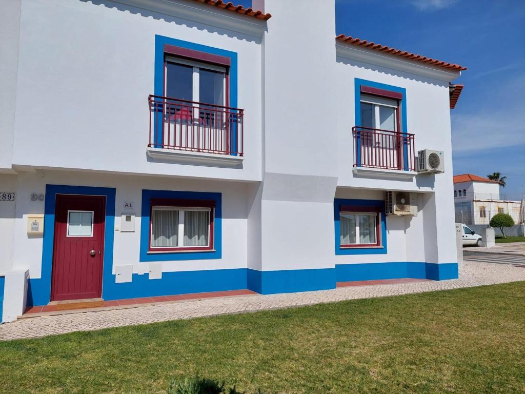 Casa Vila-Mar Rua Isabel Arsénio, 90 (Rua K), 7520-450 Porto Covo