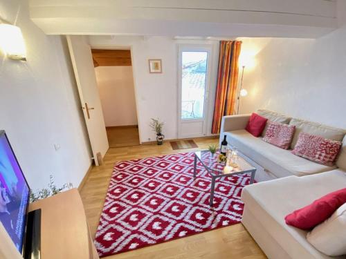 Centre of Olonzac, 2 bedrooms & private sunny rooftop terrace