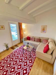 Centre of Olonzac, 2 bedrooms & private sunny rooftop terrace