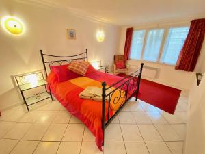 Centre of Olonzac, 2 bedrooms & private sunny rooftop terrace