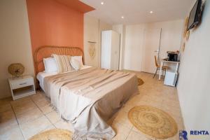 Chambre 1 René CASSINBalconWIFIMini-frigoTV