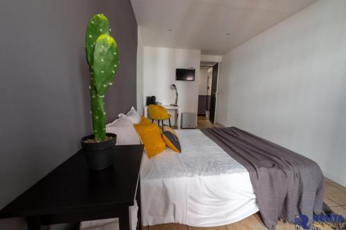 Chambre 2 René CASSINBalconWIFIMini-frigoTV