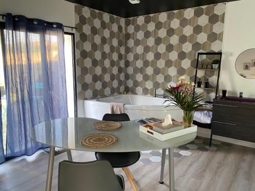 Chambre chaleureuse avec jacuzzi