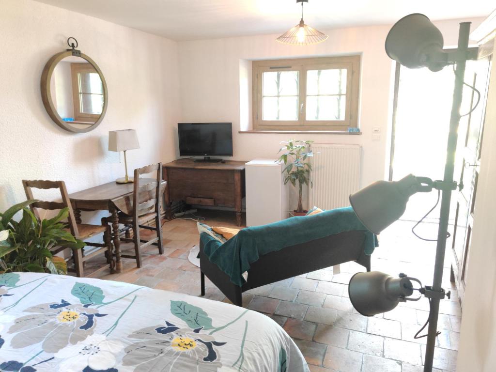 Chambre indépendante au calme avec parking privé