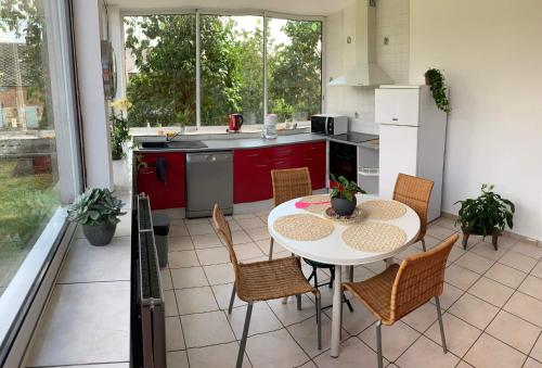 Charmante maison avec cheminée et grand jardin