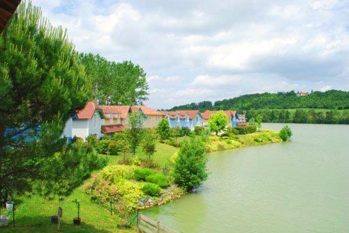 Charmante Maisonette au bord du lac avec piscine