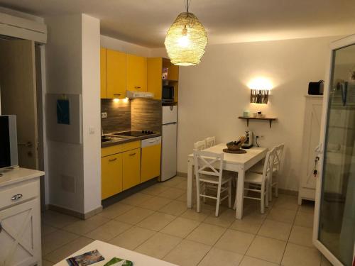 Charmante petite maison dans résidence avec piscine 800 m, mer 4 à 6 personnes