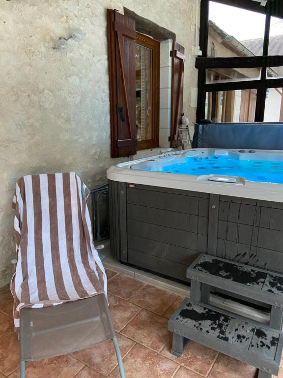 Charmante villa de plain pied dans résidence avec piscine