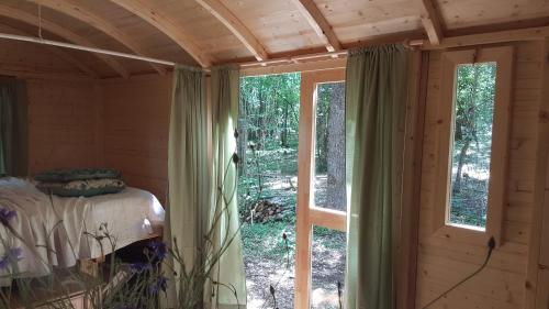 Charming 1-Bed Cottage in Sougeres-en-Puisaye
