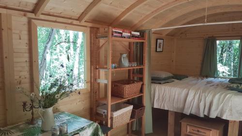 Charming 1-Bed Cottage in Sougeres-en-Puisaye