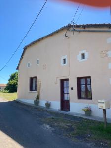 Maison de vacances Charming 1-Bed House in Genouille 6 86250 Génouillé -1