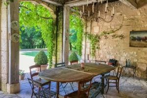 Maison de vacances Charming 14th Century Village Chateau with gardens and outdoor heated pool Le Bourg 24600 Celles Aquitaine